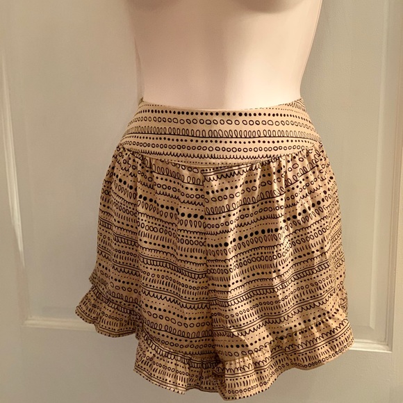 Audrey 3+1 Pants - Audrey 3+1 ruffle hem tan shorts w/ black print